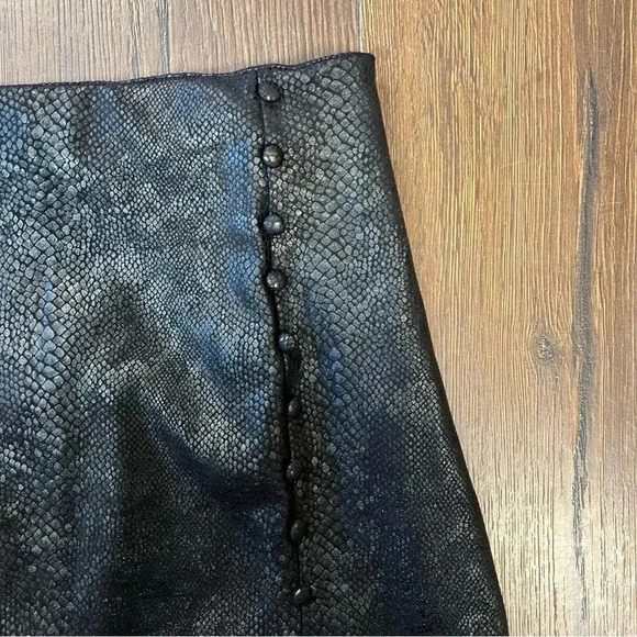 🆕 she + sky Black snakeskin miniskirt SZ MED - Picture 2 of 4
